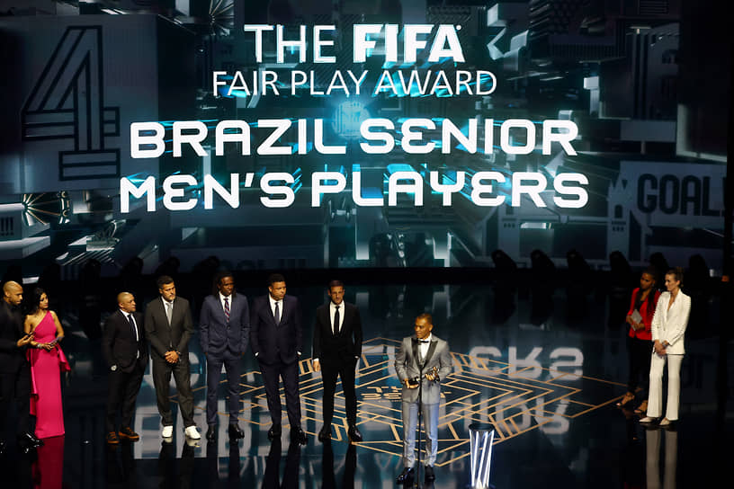 Награда FIFA Fair Play Award (за честную игру) досталась сборной Бразилии. Команду отметили за вклад в борьбу с расизмом