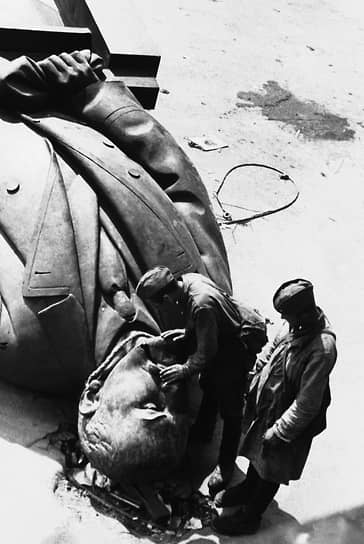 Во время немецко-фашистской оккупации Минска одной из первых в 1941 году была низвергнута семиметровая бронзовая фигура Ленина, стоящего на трибуне перед Домом правительства. Захватчики отправили монумент в Германию на переплавку, однако в 1945-м его заново отлили по сохранившимся образцам в мастерской скульптора Матвея Манизера. В современный период памятник не раз подвергался нападкам со стороны радикалов, например, в 2011 году его забросали яйцами, а в 2012-м облили валерьянкой 
