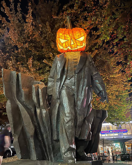 В 2022 году незадолго до Хеллоуина жители Сиэтла надели на статую Ленина тыкву