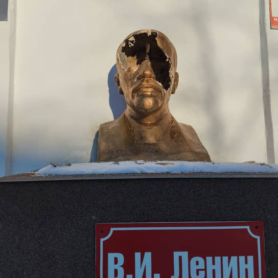 В октябре 2023 года в поселке Белоярский Свердловской области вандалы проломили бюст Владимира Ленина, установленный рядом со зданием местной администрации