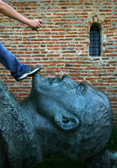 Открытый в 1960 году в Бухаресте семиметровый бронзовый Ленин в исполнении скульптора Бориса Караджи был демонтирован спустя 30 лет румынским крановщиком Георге Гаврилеску. Тот по собственной инициативе снял скульптуру с постамента и отвез в парк возле дворца Могошоая. Оттуда Ильича забрали на охраняемую территорию только в 2011 году