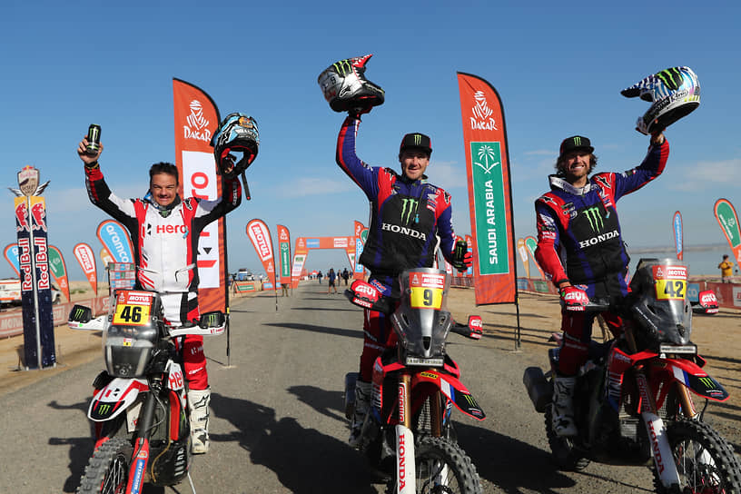 Победитель в классе мотоциклов — американец Рики Брабек из команды Monster Energy Honda (в центре)