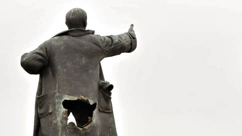 Обезглавлен, взорван и утоплен // Как страдали памятники Ленину