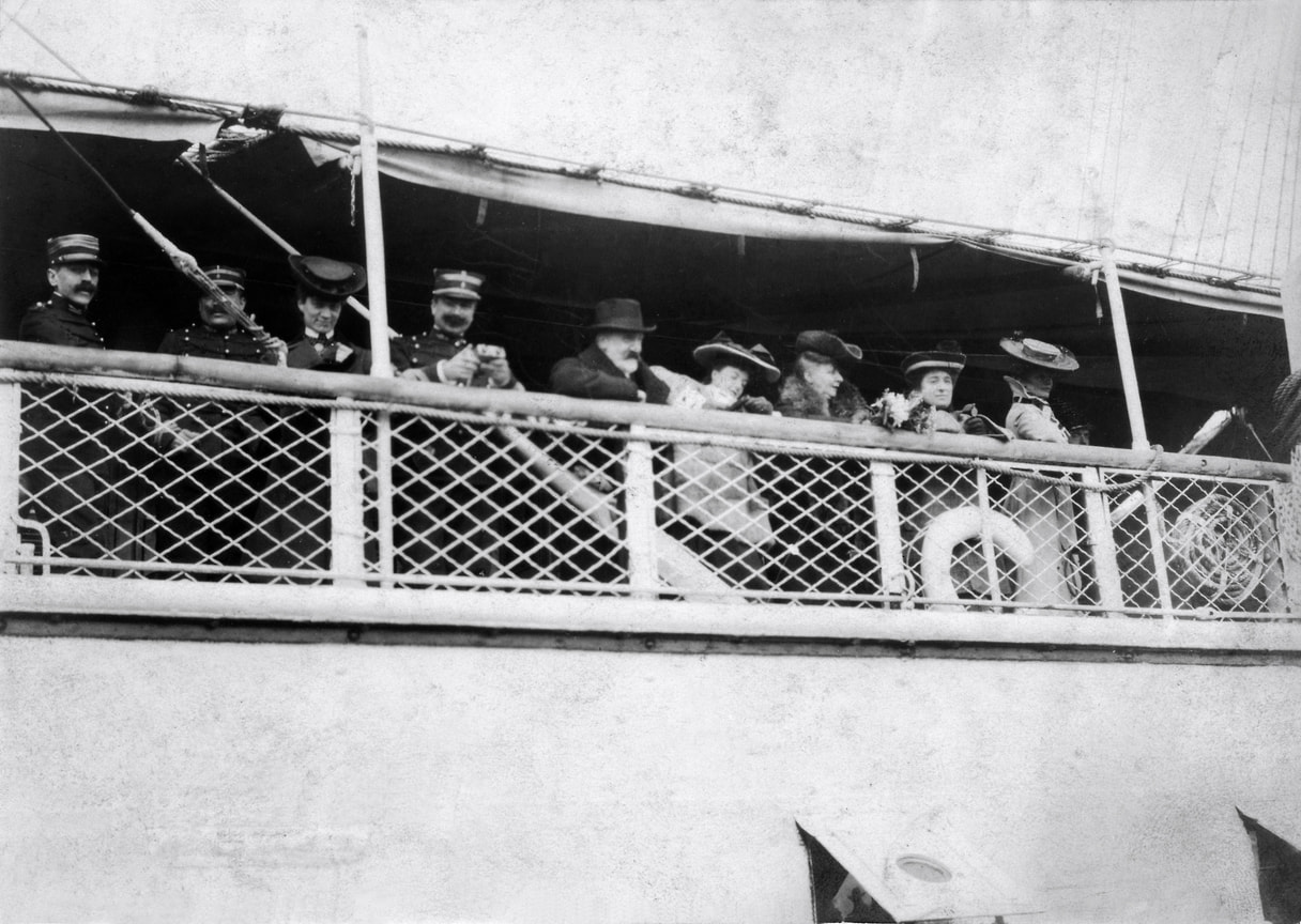 «Государь приказал отозвать и нашу миссию из Токио» (на фото — посол России в Японии барон Р. Р. Розен (в центре) на судне, отплывающем из Иокогамы, 1904 год)