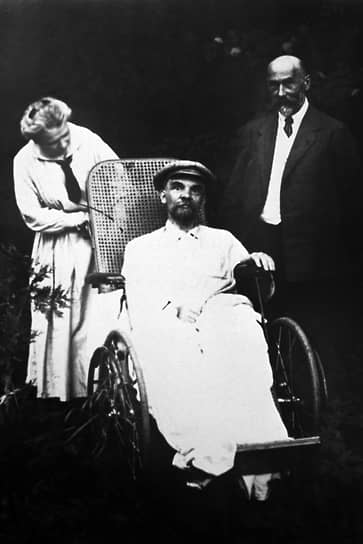 Сестра Ленина Мария Ульянова, Владимир Ленин и его врач-терапевт Федор Гетье в усадьбе Горки в июле-августе 1923 года