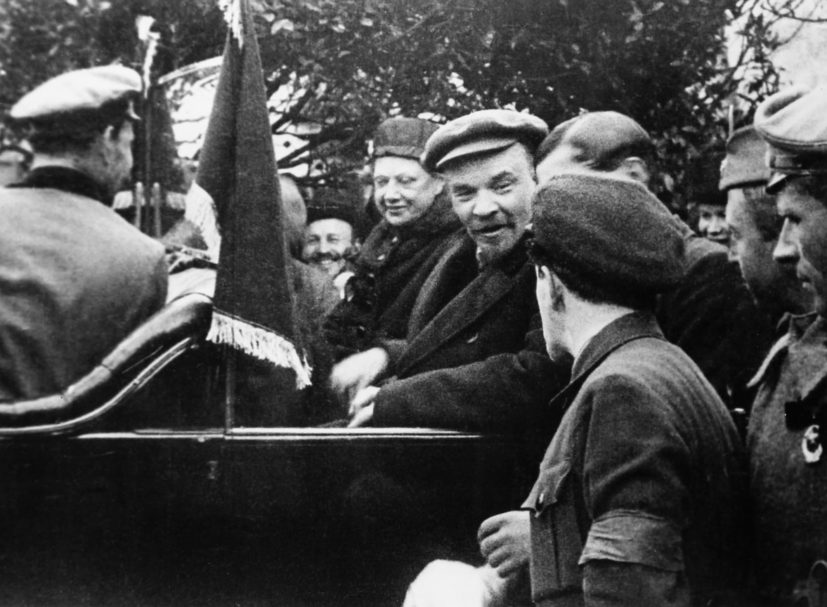 «Он умел слушать, как редко кто из интеллигентов» (на фото: В. И. Ленин и Н. К. Крупская в автомобиле на Красной площади. Москва, 1 мая 1919 года)