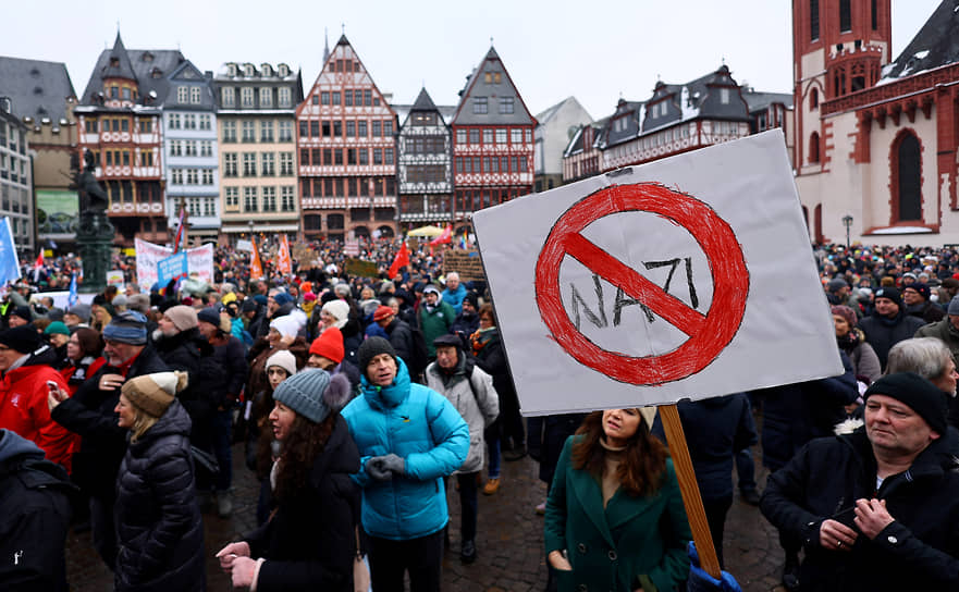 Участники демонстрации против правого радикализма, состоявшейся во Франкфурте-на-Майне (20 января 2024 года)