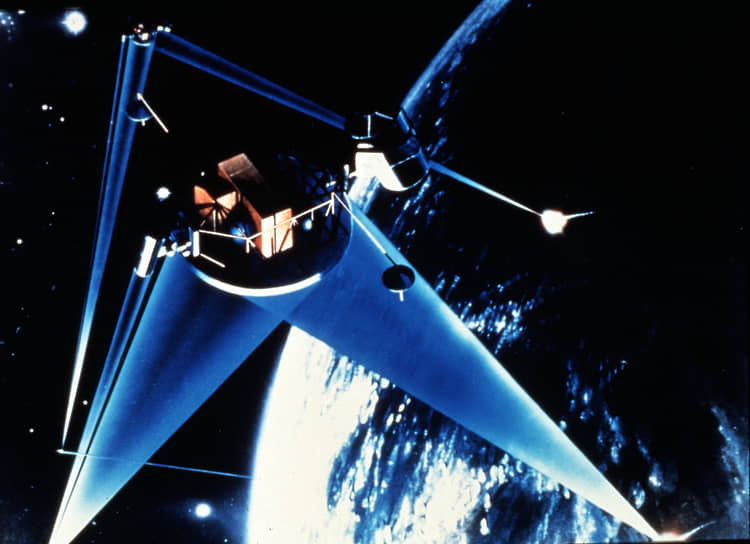 Художественная концепция генерируемого с Земли лазерного луча, который отражается космическим зеркалом в сторону высотной цели, апрель 1985 года