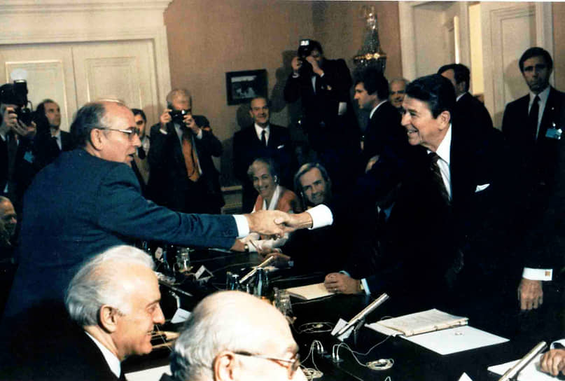 Советский лидер Михаил Горбачев (слева) пожимает руку президенту США Рональду Рейгану на Женевской конференции в ноябре 1985 года