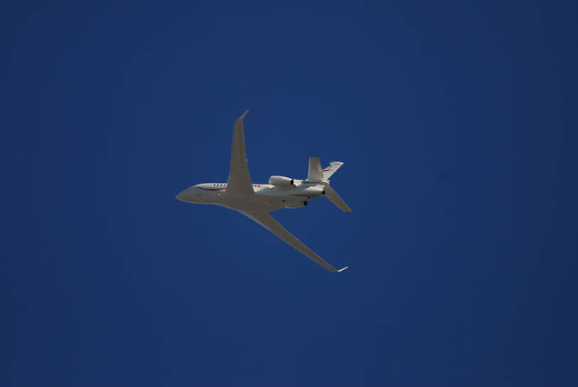 Самолет Falcon