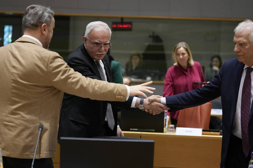 Министр иностранных дел Палестинской национальной администрации Рияд аль-Малики (в центре) и глава внешнеполитического ведомства Европейского Союза Жозеп Боррель (справа)