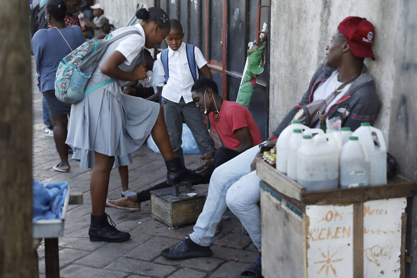 Повседневная жизнь в Гаити в январе была прервана массовыми акциями протеста и беспорядками. Школы, рынки, банки и другие учреждения перестали работать