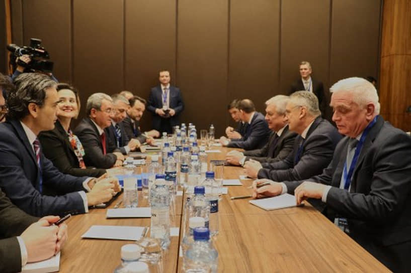 Заместитель министра иностранных дел Турции Ахмет Йылдыз (третий слева) и специальный представитель президента РФ по сирийскому урегулированию Александр Лаврентьев (третий справа) на переговорах в Астане