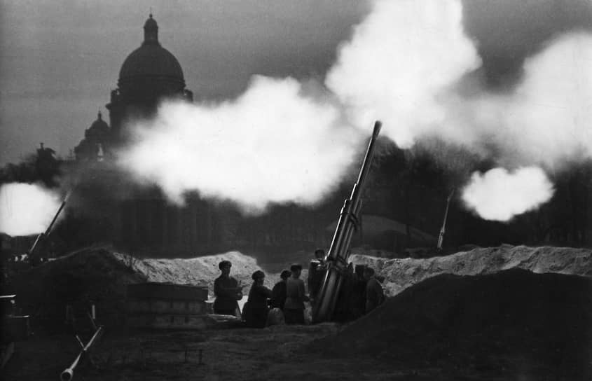 Огонь по вражеским самолетам зенитки ведут с площади перед Исакиевским собором в блокадном Ленинграде