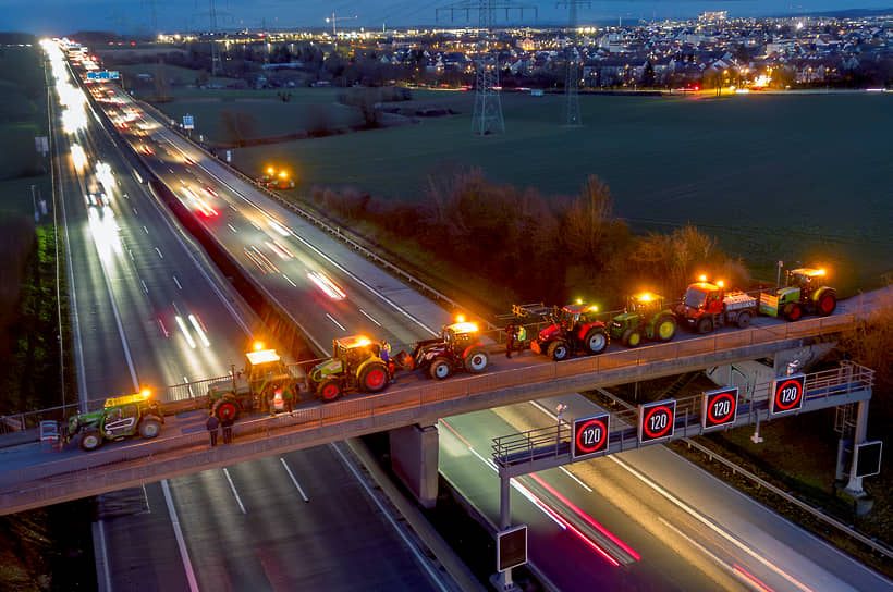 Фермеры блокируют мост через шоссе во Франкфурте (Германия) 