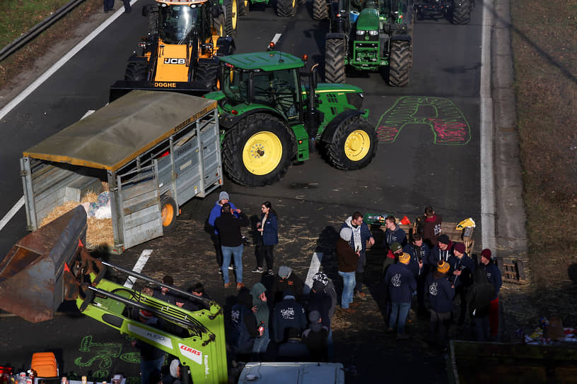 28 января бельгийские фермеры заблокировали тракторами четыре главных автострады страны 