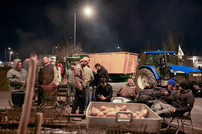 Французские фермеры блокируют закупочный центр близ города Кастельнодари