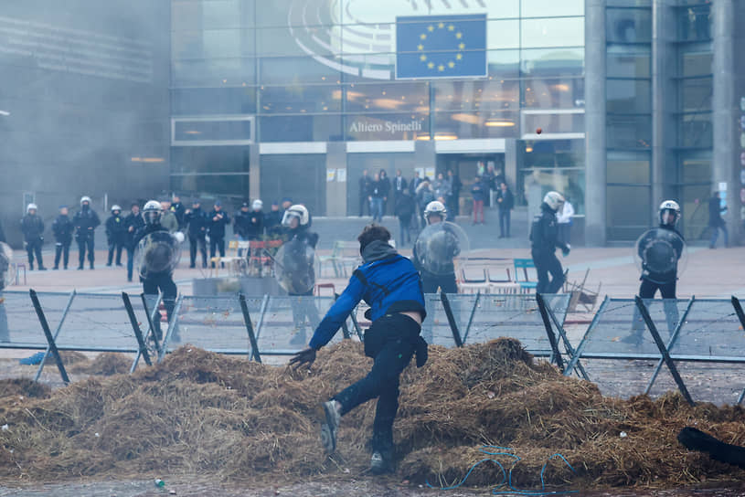 Акция протеста у штаб-квартиры Европейского союза в Брюсселе, где проходит саммит лидеров стран ЕС