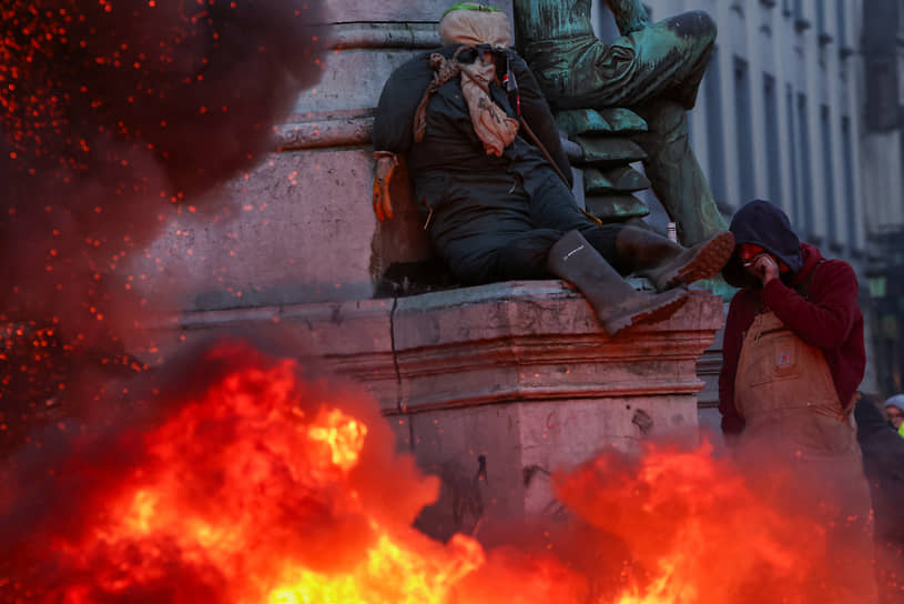 Демонстранты установили чучело рядом с горящим костром в Брюсселе 