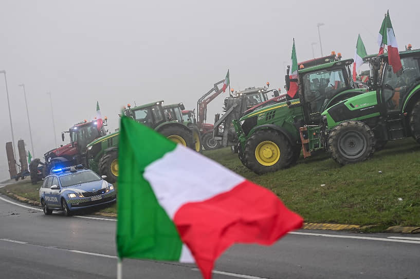 В Италии в знак протеста фермеры заблокировали развязку на автостраде А1, ведущей из Милана в Неаполь
