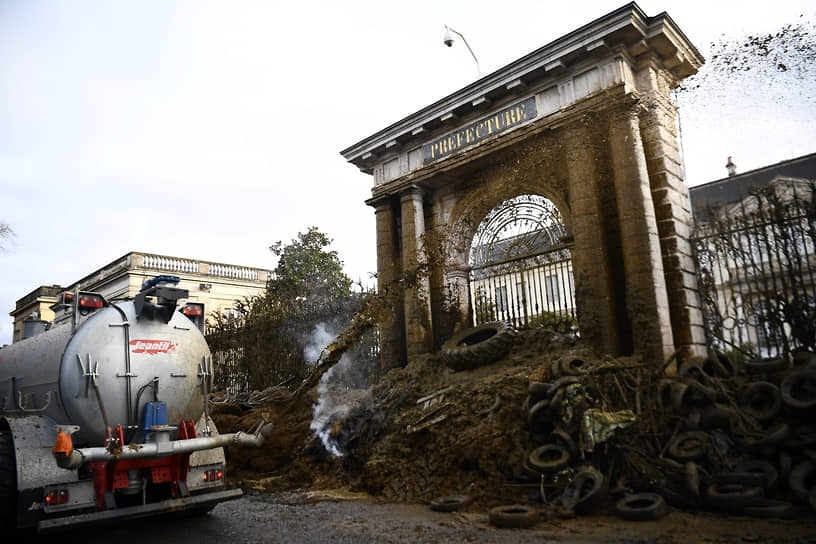 Во Франции протестующие заваливают государственные учреждения сеном и соломой или заливают их навозом