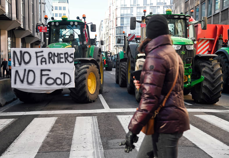 На тракторе размещен плакат с надписью: «Нет фермеров, нет еды»