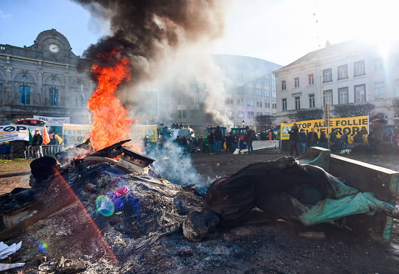 Протестующие жгут костры на площади в Брюсселе