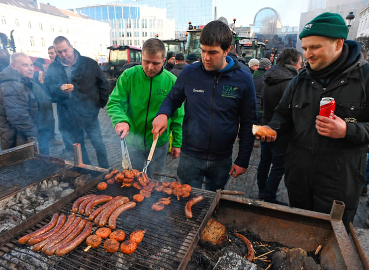 Участники акции, прибывшие в Брюссель, готовят еду на огне