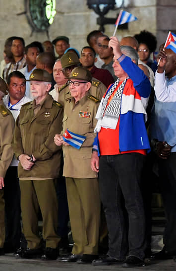Президент Кубы Мигель Диас-Канель (в первом ряду справа) утверждает, что запланированные реформы нельзя считать отходом от наследия предыдущего поколения лидеров (слева направо: бывший вице-президент Рамиро Вальдес и бывший глава государства Рауль Кастро)