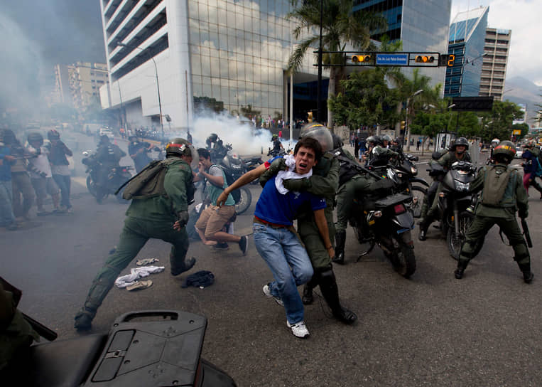 По подсчетам Генеральной прокуратуры Венесуэлы, за 100 дней погибли 43 человека, еще 486 были ранены и 1854 задержаны. По данным оппозиции, зафиксированы 33 случая пыток протестующих