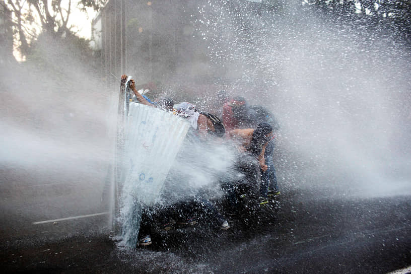 12 февраля в столице Каракасе стартовали протесты с лозунгами против высокой преступности, инфляции и нехватки продуктов. В общей сложности они продолжались 100 дней — с 4 февраля по 15 мая 2014 года
