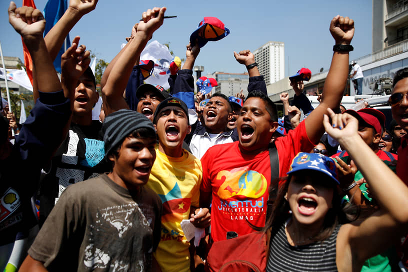 Президент Николас Мадуро назвал происходящее «фашистским государственным переворотом» и призвал выйти сторонников на «марш за мир» (на фото). В статье The New York Times президент отметил, что протесты «нанесли ущерб государственной собственности на миллионы долларов» 