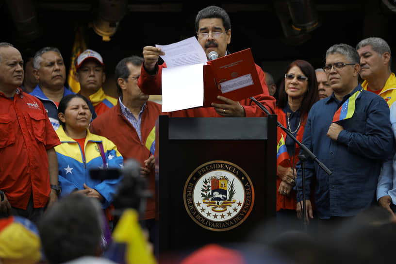 В мае 2017 года Николас Мадуро (в центре) подписал приказ о созыве нового законодательного органа — Конституционной ассамблеи. Выборы в него прошли 30 июля 2017 года. В знак протеста оппозиция не выставляла кандидатов. Впоследствии Конституционная ассамблея фактически заменила собой несговорчивый парламент