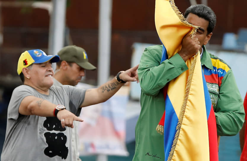 20 мая 2018 года при бойкоте оппозиции в Венесуэле прошли новые президентские выборы. По итогам голосования Николас Мадуро переизбрался на второй срок почти с 68% голосов. Официальная явка составила 46%, оппозиция законность избрания не признала &lt;br> На фото: Николас Мадуро (справа) и футболист Диего Марадона 
