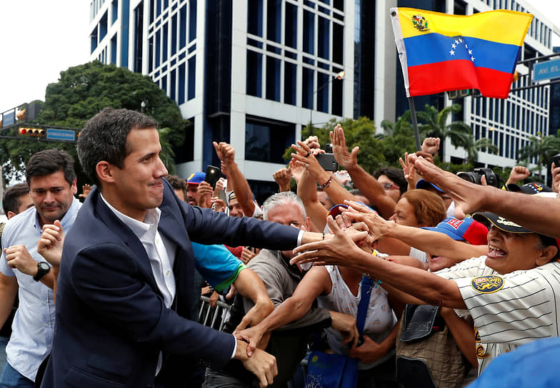 23 января Хуан Гуайдо (второй слева) публично назвал себя временным президентом Венесуэлы. Вскоре министр обороны страны заявил, что армия остается на стороне действующего президента, а Верховный суд Венесуэлы наложил запрет на выезд Гуайдо за пределы страны и постановил заблокировать доступ к его банковским счетам