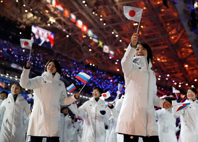 Спортсмены из японской сборной во время церемонии открытия зимних Олимпийских игр на стадионе «Фишт» 