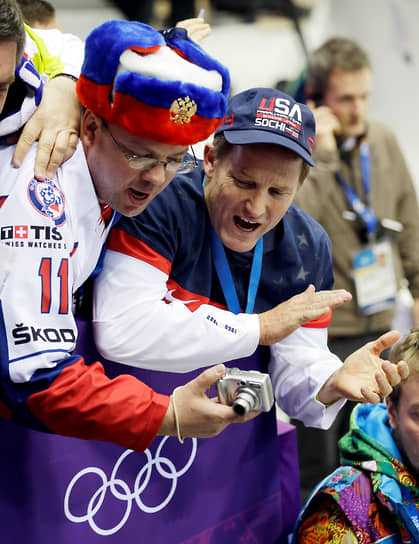 На Олимпиаде в Сочи более 2,8 тыс. спортсменов представляли 88 стран &lt;br>
На фото: болельщики из России и США приветствуют хоккеистов сборной РФ, выходящих на лед для разминки перед игрой с американской командой