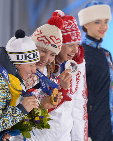 Слева направо: украинка Вита Семеренко, финишировавшая третьей в биатлонном спринте, победительница соревнований — член сборной Словакии Анастасия Кузьмина и россиянка Ольга Вилухина, ставшая серебряным призером 