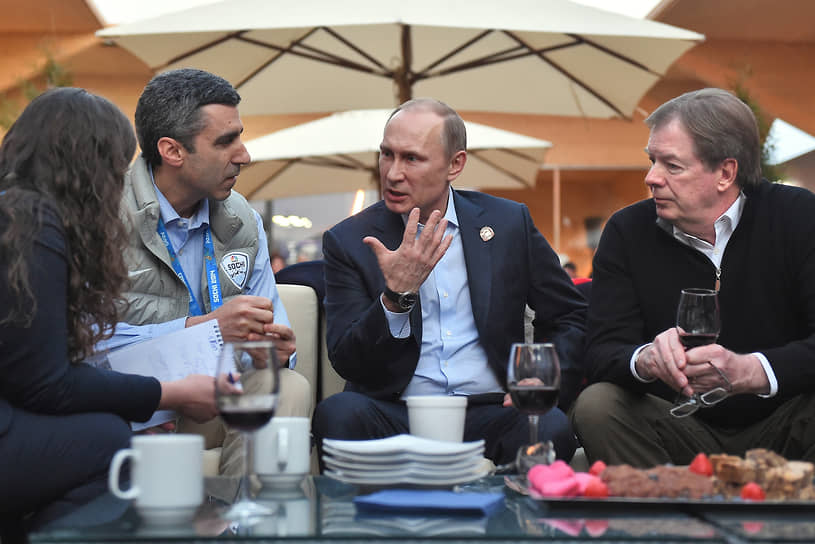 Слева направо: глава компании NBC-Olympics Гэри Зенкель, президент России Владимир Путин и член МОК Ларри Пробст беседуют в Доме болельщиков олимпийской команды США