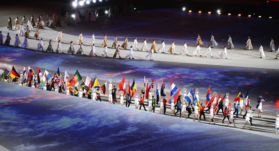 Знаменосцы олимпийских сборных на церемонии закрытия 