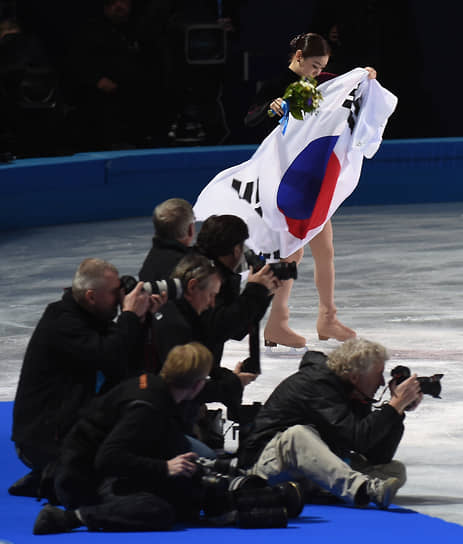 Южнокорейская фигуристка, серебряный призер Олимпийских игр 2014 года Ким Ён А с национальным флагом 