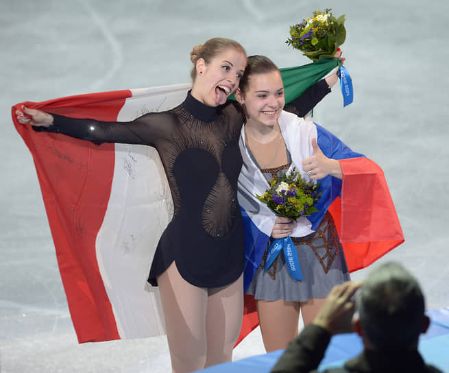 Итальянская фигуристка Каролина Костнер, завоевавшая бронзу в одиночном катании, с олимпийской чемпионкой Аделиной Сотниковой (справа) на цветочной церемонии 