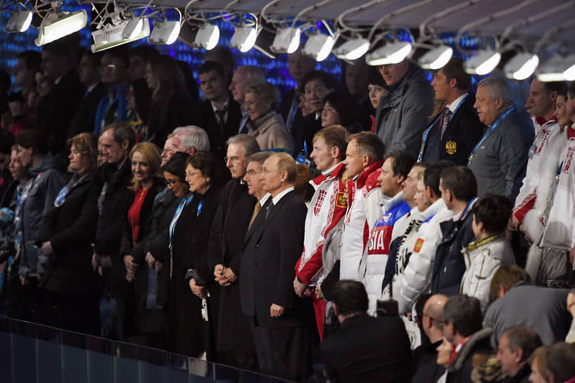 В центре — президент России Владимир Путин и глава Международного олимпийского комитета Томас Бах на церемонии закрытия Олимпийских игр 