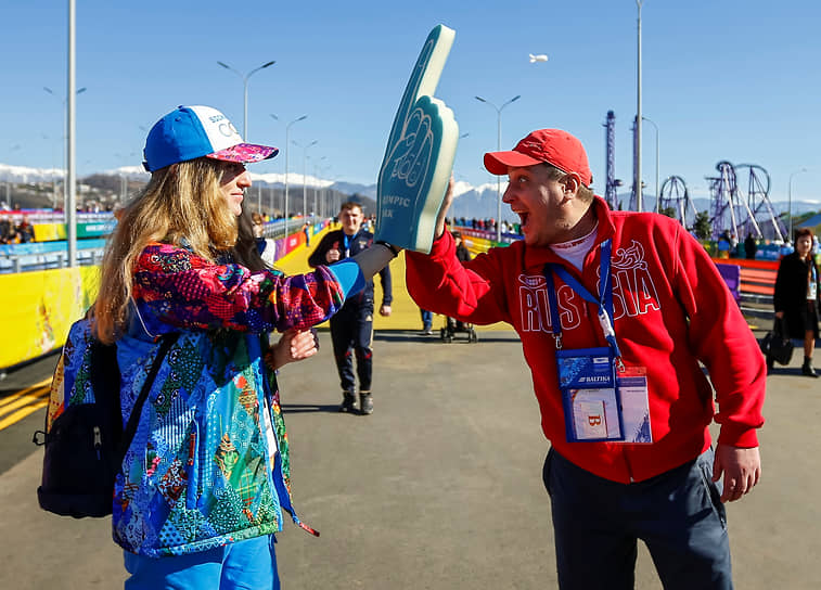 Волонтеры на Олимпийских играх в Сочи 2014. Олимпийская одежда Сочи 2014волониерв. Волонтеры на Олимпиаде. Волонтер 2014