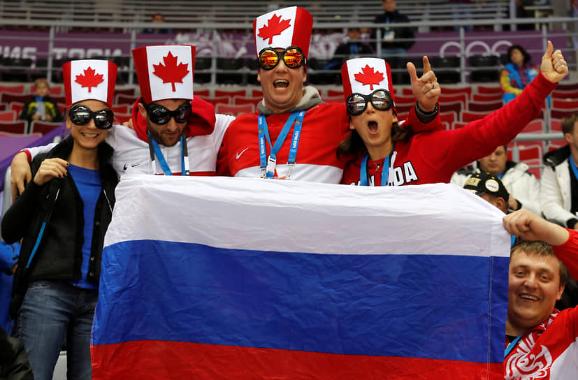 Канадские зрители перед началом хоккейного матча против сборной Норвегии держат российский флаг 