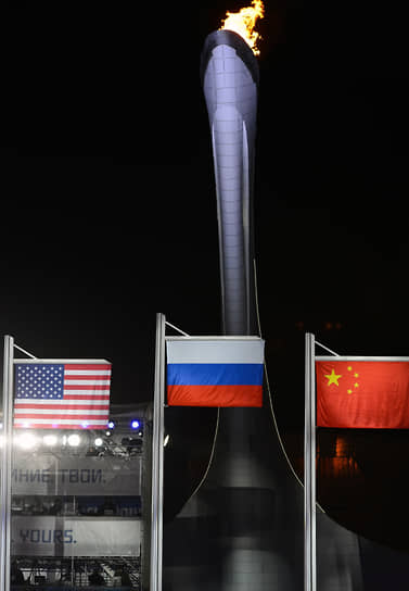 Флаги США, России и Китая 