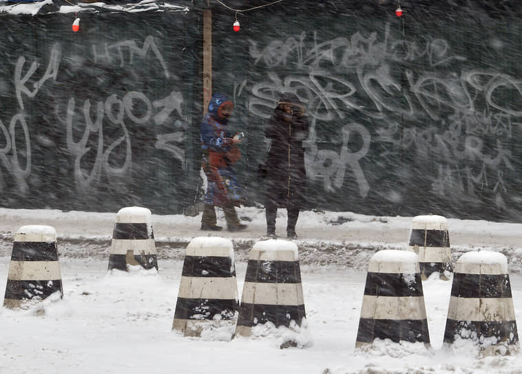 Прохожие во время снегопада в Москве