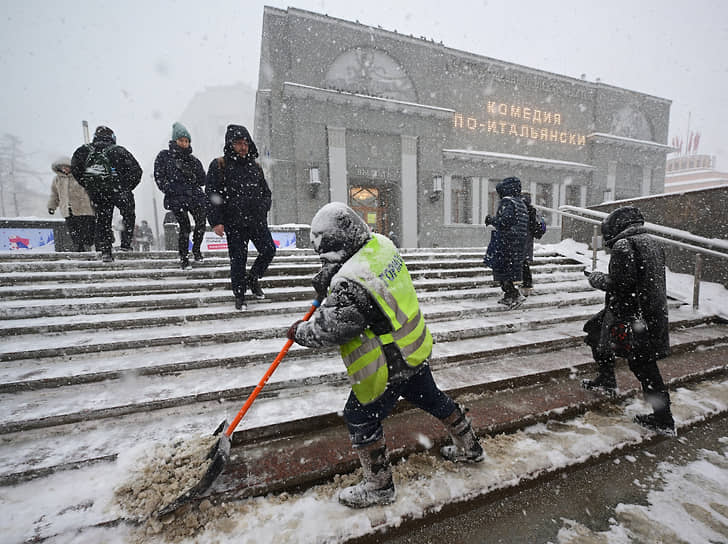 По данным центра погоды «Фобос», в Москве впервые за сезон выросли полуметровые сугробы &lt;br>
На фото: дворник чистит ступени подземного перехода возле кинотеатра «Художественный» в Москве
