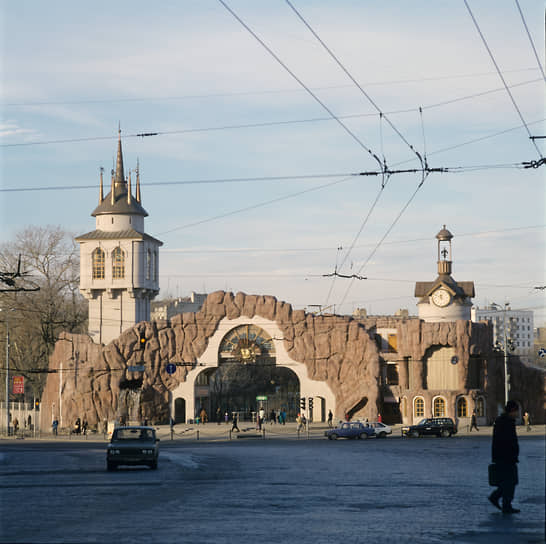 В 1991 году правительство Москвы признало, что зоопарку необходим капитальный ремонт. В ходе генеральной реконструкции было построено более 50 новых объектов и обновлены практически все инженерные коммуникации. Тогда же архитекторы вернулись к монументальному варианту главного входа с крепостными башнями