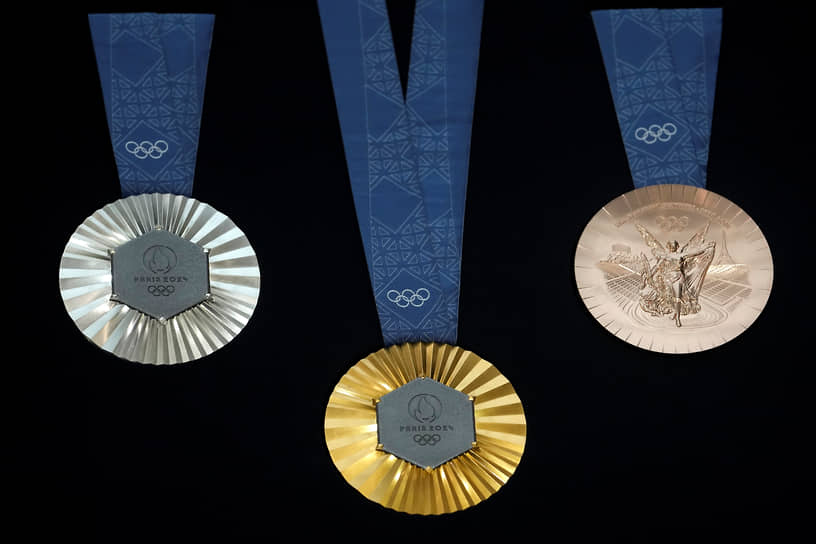 В каждую медаль вставлен шестиугольный полированный кусок железа, взятый из культовой достопримечательности Франции — Эйфелевой башни